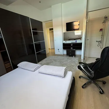 Dvor 92 M2, Marijin Dvor דירה